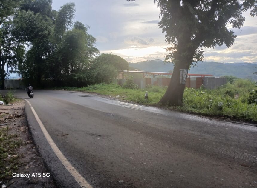 Bangunan Pabrik Pengolahan Minyak Sawit di KP Gunung Karang. Desa Sekarwangi. Kecamatan Cibadak. Diduga Belum Kantongi PBG, Lokasi Berbatasan dengan Tebing Rawan Longsor