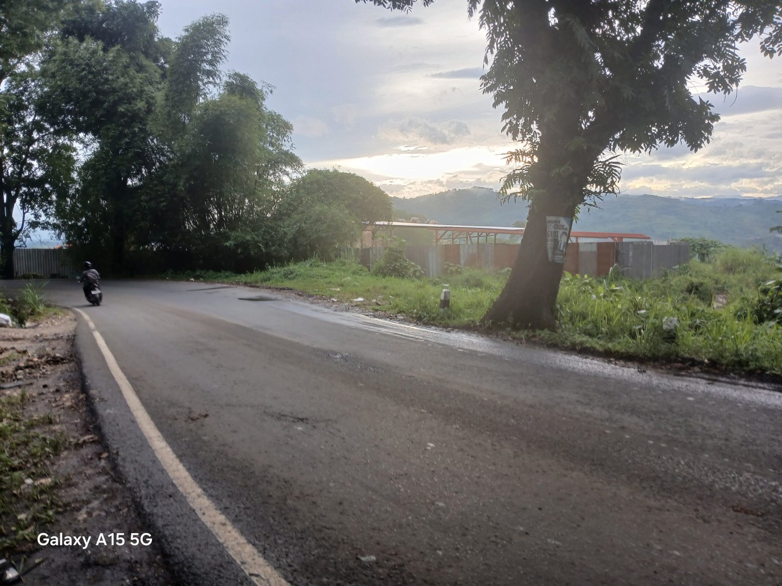 Bangunan Pabrik Pengolahan Minyak Sawit di KP Gunung Karang. Desa Sekarwangi. Kecamatan Cibadak. Diduga Belum Kantongi PBG, Lokasi Berbatasan dengan Tebing Rawan Longsor